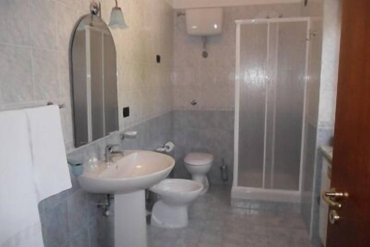 Vòi sen/bồn tắm kết hợp, chậu vệ sinh/vòi rửa, khăn tắm