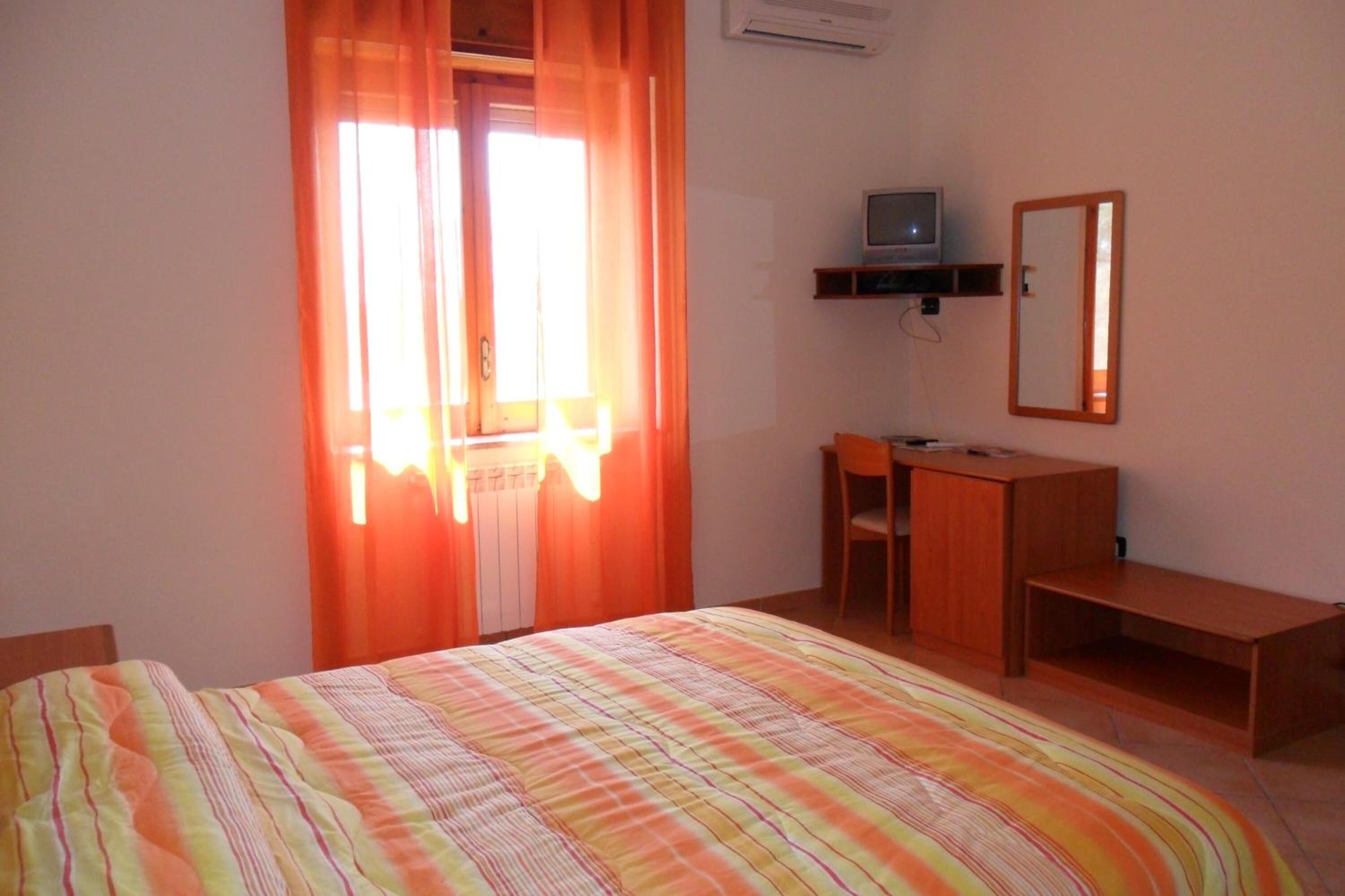 ميني بار ومكتب وواي فاي مجانًا وملاءات أسرّة