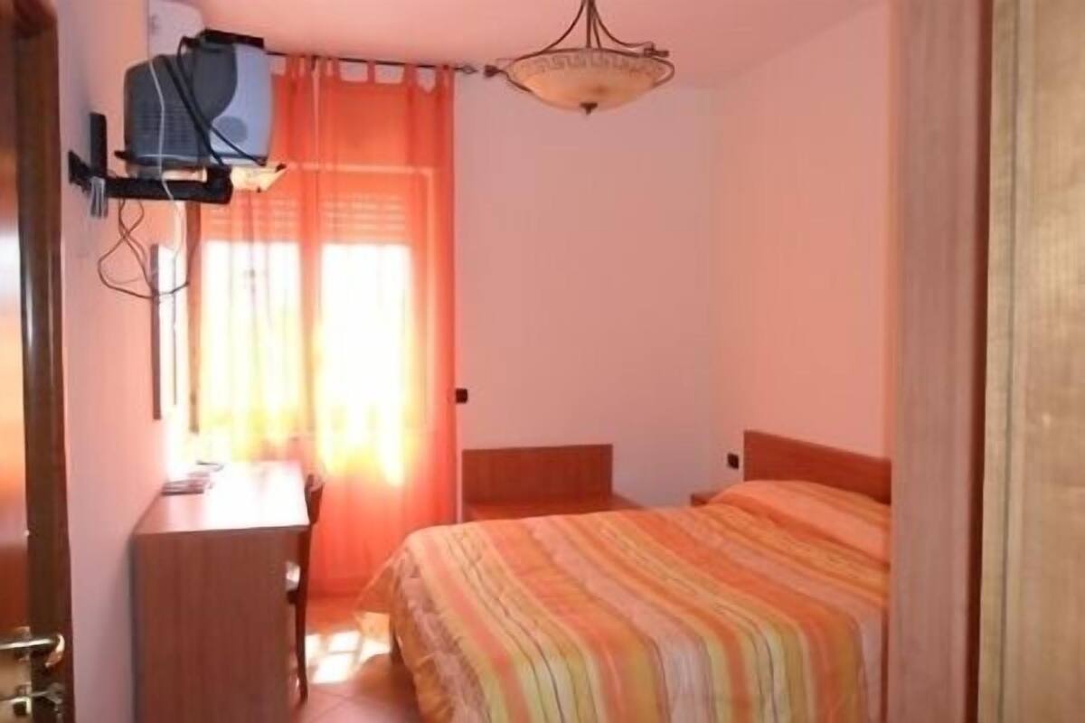 Phòng đôi tiện nghi đơn giản | Minibar, bàn, truy cập Internet không dây miễn phí, bộ trải giường