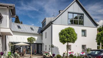 Deluxe Double Room | Living area | Flat-screen TV