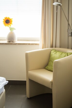 Deluxe-Doppelzimmer | Wohnbereich | Flachbildfernseher