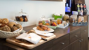 A breakfast buffet with various pastries, bread, and fruits. - Villa Verde (Salzburg)
