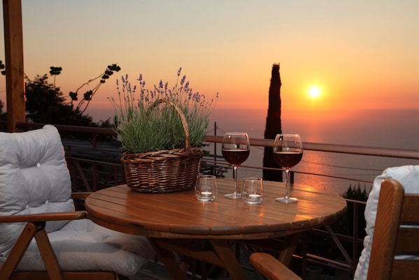 Deluxe Duplex | Couples’ dining