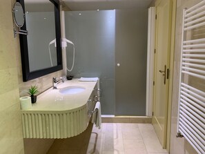 Single Room (Interior) | Bathroom | Hair dryer, bidet, towels