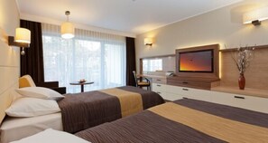 高级双人房或双床房 | 高档床上用品、客房内保险箱、办公桌、熨斗/熨板