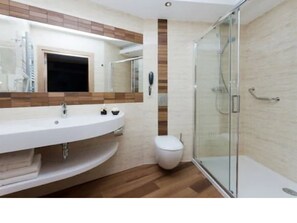 高级双人房或双床房 | 浴室 | 免费洗浴用品、毛巾