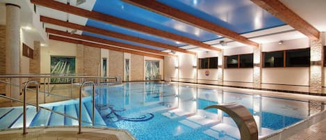 室內游泳池,開放時間為 09:00 至 21:00,提供日光浴躺椅