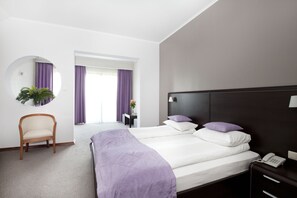 Estudio | Escritorio, cortinas opacas, tabla de planchar con plancha