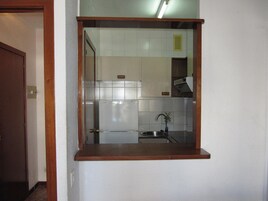 Køleskab, mikrobølgeovn, ovn, kaffe-/temaskine