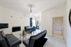 Deluxe Apartment Garden & Sea View | 거실 | 위성 채널 시청이 가능한 30인치 TV, 탁구