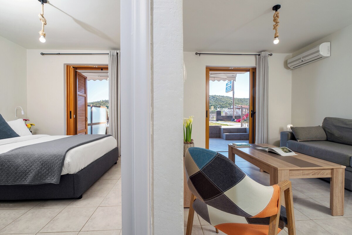 Deluxe  Apartment with Garden & Pool View