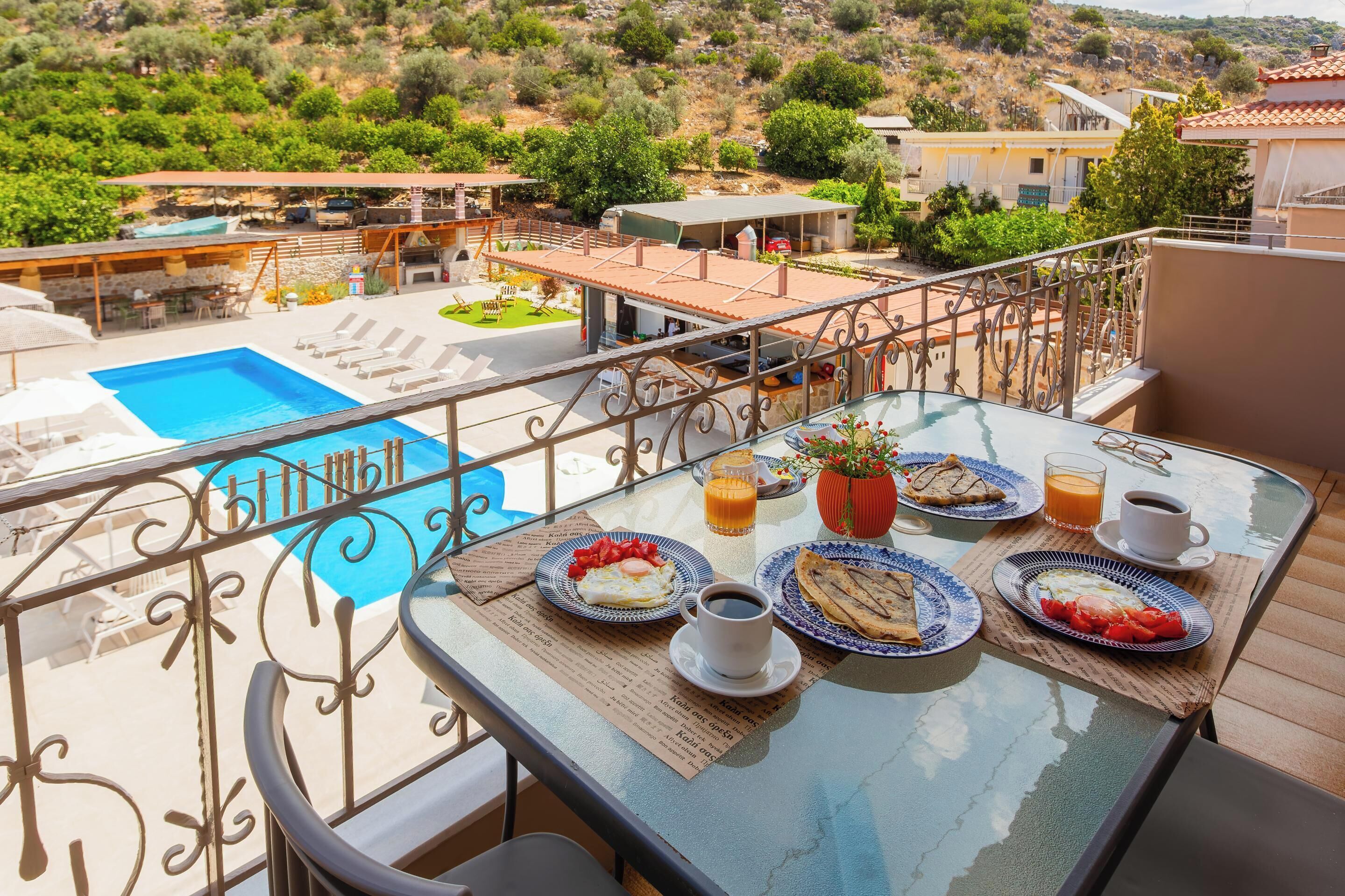 Superior Suite with Pool and Mountain View | Utsikt fra balkong