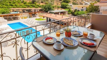 Superior Suite with Pool and Mountain View | Utsikt fra balkong