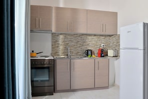 One-Bedroom Apartment with Garden and Sea View | Private kitchen | Fridge, oven, stovetop, coffee/tea maker