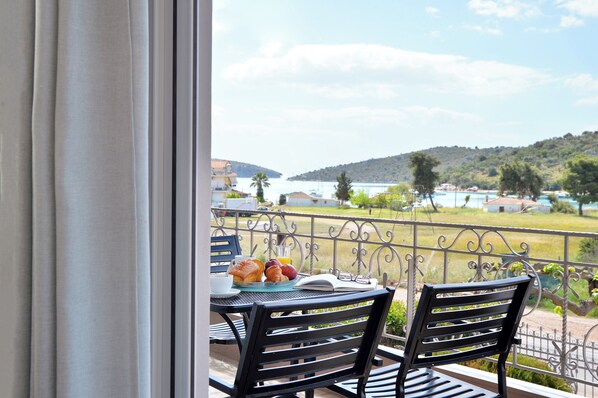 Two-Bedroom Apartment with Garden and Sea View | Plaj/okyanus manzarası