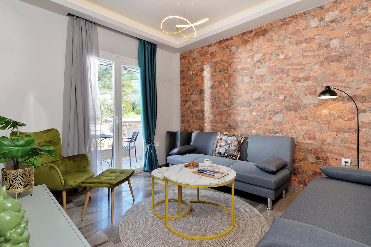 Family Suite with Pool and Sea View | Interior detail