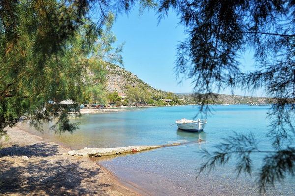 Una playa cerca, sillas reclinables de playa, sombrillas