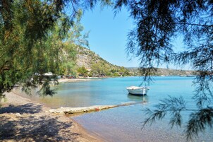 Una playa cerca, sillas reclinables de playa, sombrillas