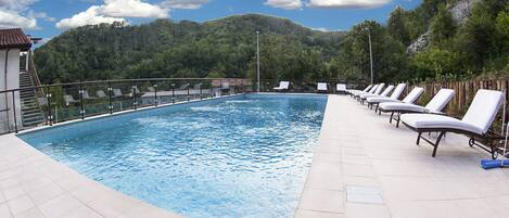 Piscina externa sazonal, espreguiçadeiras