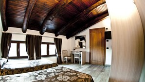 Une chambre avec deux lits, un bureau et une chaise.