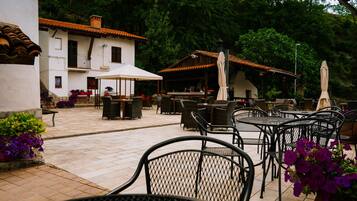 供應早餐、午餐和晚餐,當地料理