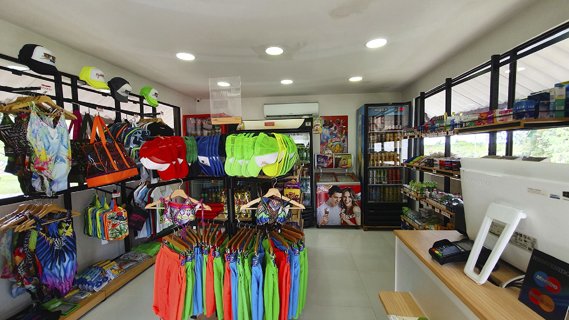 Una tienda con estantes repletos de diversos artículos, incluyendo bolsos y accesorios.