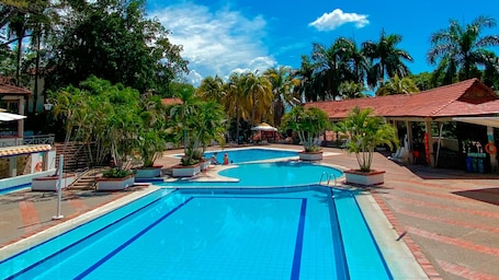 Piscina externa, guarda-sóis, espreguiçadeiras. Hotel Girardot Resort by On Vacation