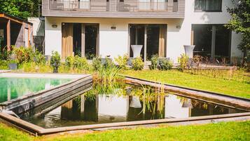 Piscine extérieure (ouverte en saison), parasols de plage