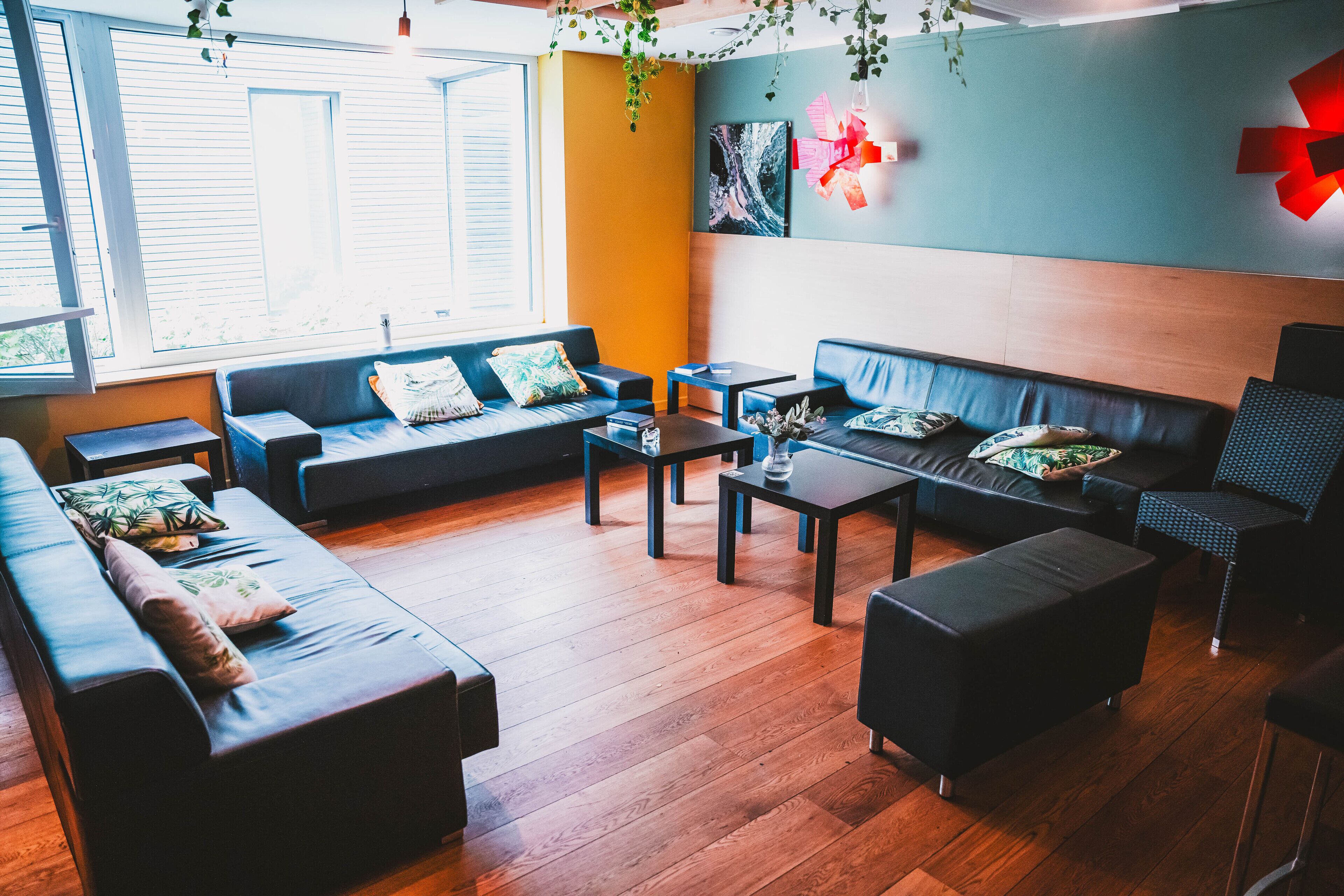 Un salon moderne comprenant un canapé, une table basse et un fauteuil.