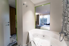 Toalettartikler (inkludert), hårføner og håndklær