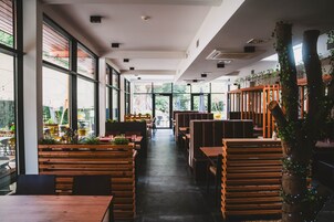 Breakfast and dinner served