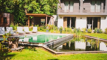 Sæsonbestemt udendørs pool, parasoller, liggestole