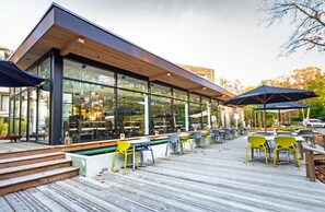 Frokost og middag serveres