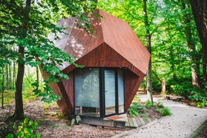 Comfort Tree House | In-room safe, individually decorated, individually furnished, desk - Utopia Hotel (Jurbise)