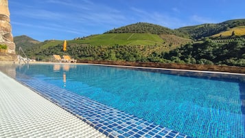 Una piscina al aire libre de temporada