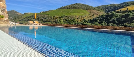 Una piscina al aire libre de temporada