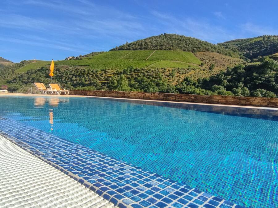 Una piscina al aire libre de temporada