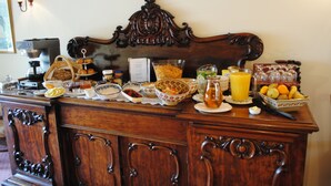 Ein reichhaltiges Frühstücksbuffet mit verschiedenen Speisen und Getränken.
