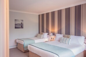 Habitació amb dos llits individuals | Caixa forta a l'habitaci ó, decoració individual i escriptori 