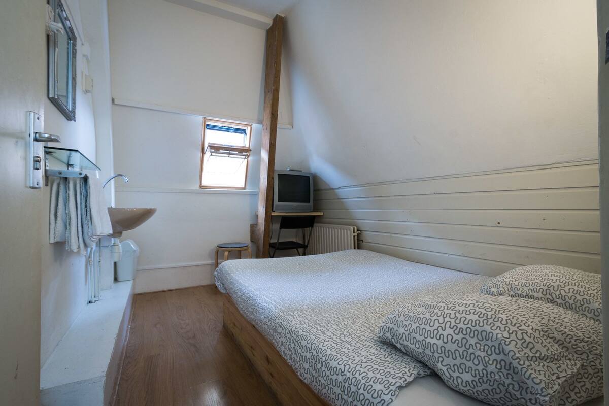 Double Room, Shared Bathroom | Iron/ironing board, free WiFi