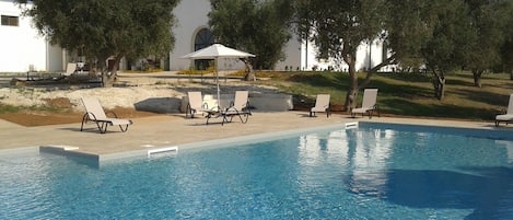 Una piscina al aire libre de temporada