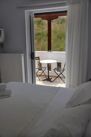 Verdunkelungsvorhänge, schallisolierte Zimmer, kostenlose Babybetten