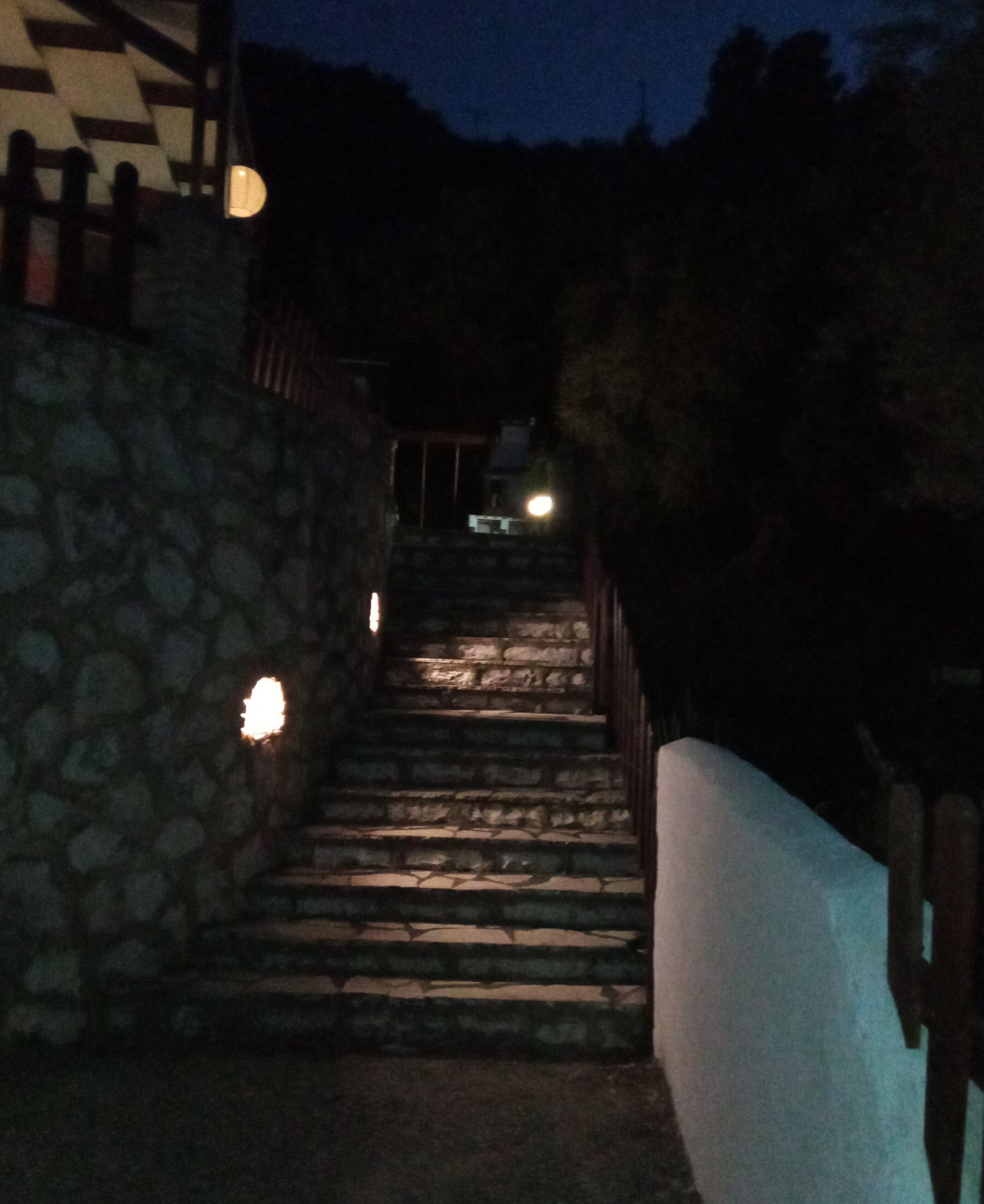 Bagian depan properti - sore/malam