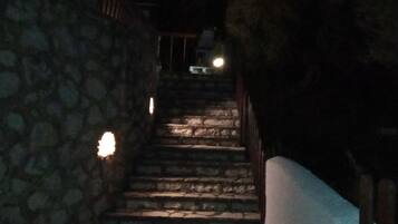 Bagian depan properti - sore/malam