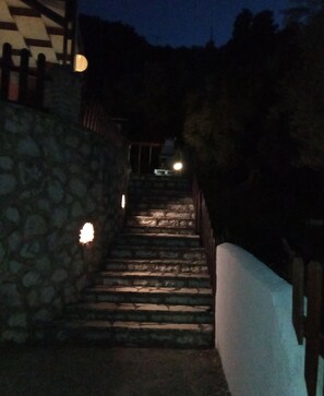 Fassade der Unterkunft – Abend/Nacht