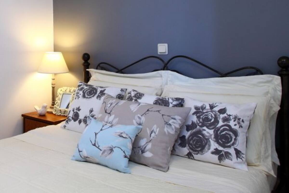 Select Comfort beds, soundproofing, free cribs/infant beds, free WiFi