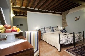 In-room safe, individually decorated, individually furnished, desk - Casale l'Antico Carro (Cortona)
