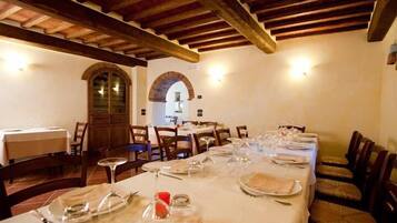 Breakfast and dinner served, Italian cuisine