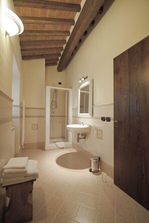Standard Double Room, Private Bathroom | Bathroom | Shower, free toiletries, hair dryer, bidet - Casale l'Antico Carro (Cortona)