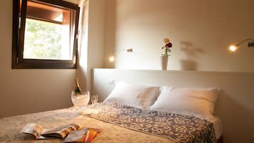 Hypo-allergenic bedding, down duvets, cots/infant beds, free WiFi